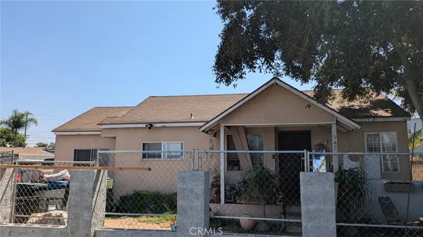 a view of a house with yard and plants