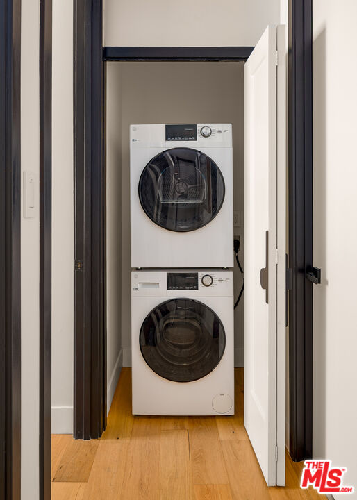 512 Rustic Drive Los Angeles, CA 90065 - Photo 23 of 53 a utility room with dryer and washer