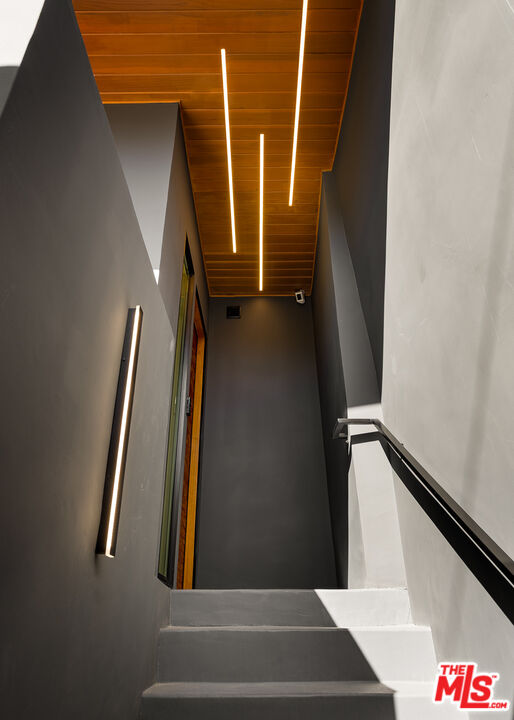 512 Rustic Drive Los Angeles, CA 90065 - Photo 9 of 53 a view of closet