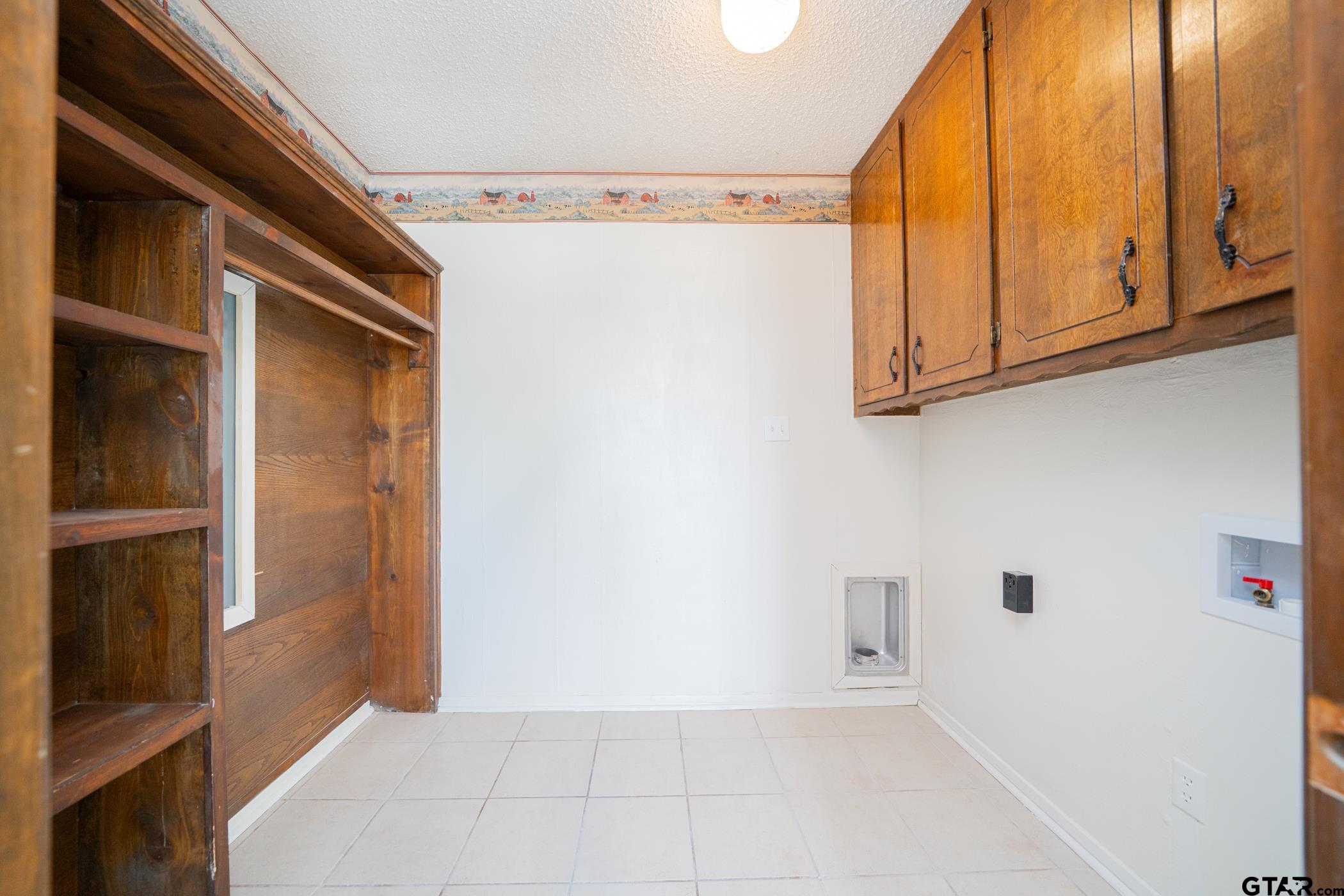 1332 Cr 4840 Mount Mount Pleasant, TX 75455 - Photo 16 of 38 a view of walk in closet with window