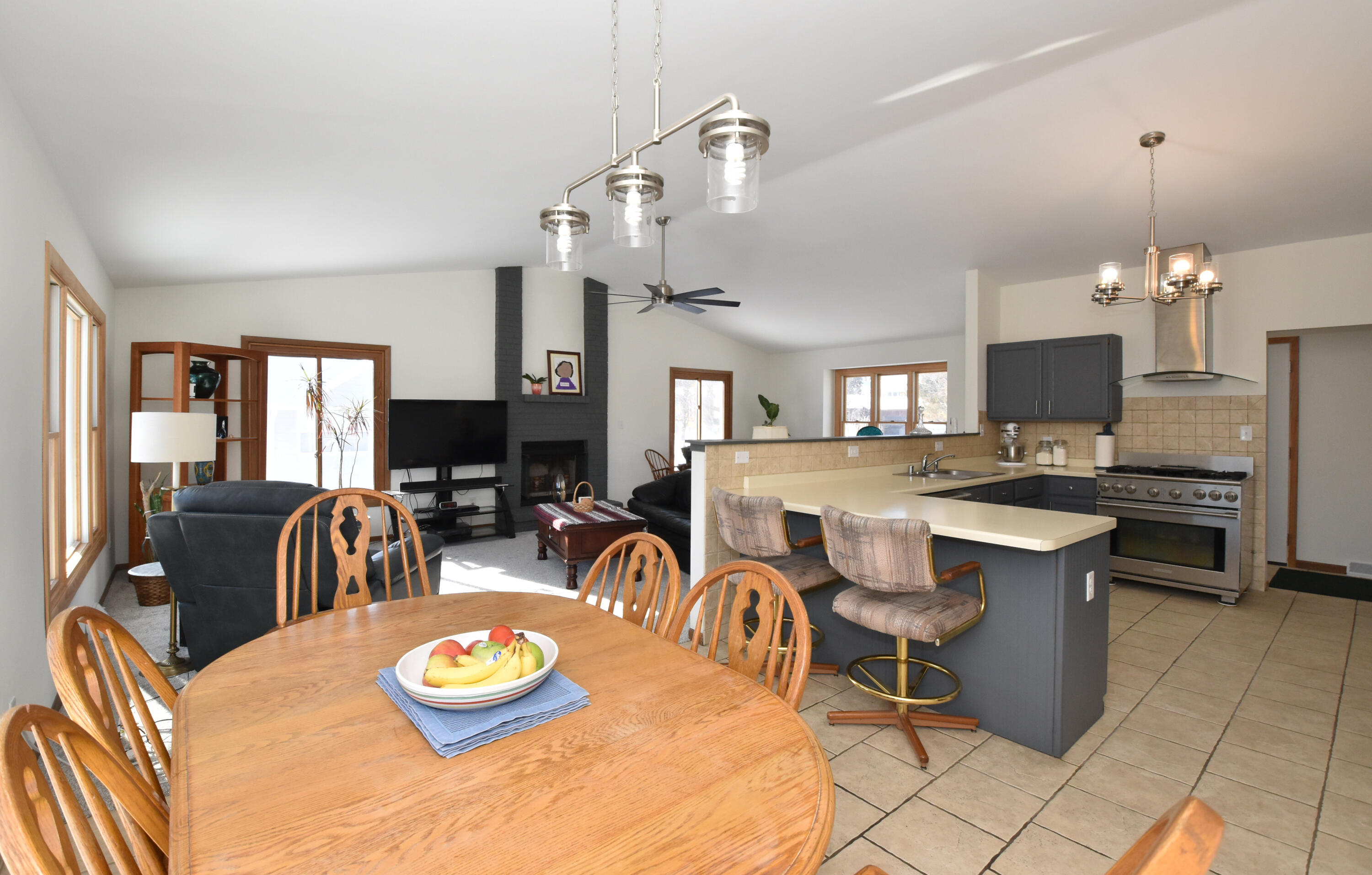 7904 South 67th Street Franklin, WI 53132 - Photo 17 of 36 Dining view into Kitchen