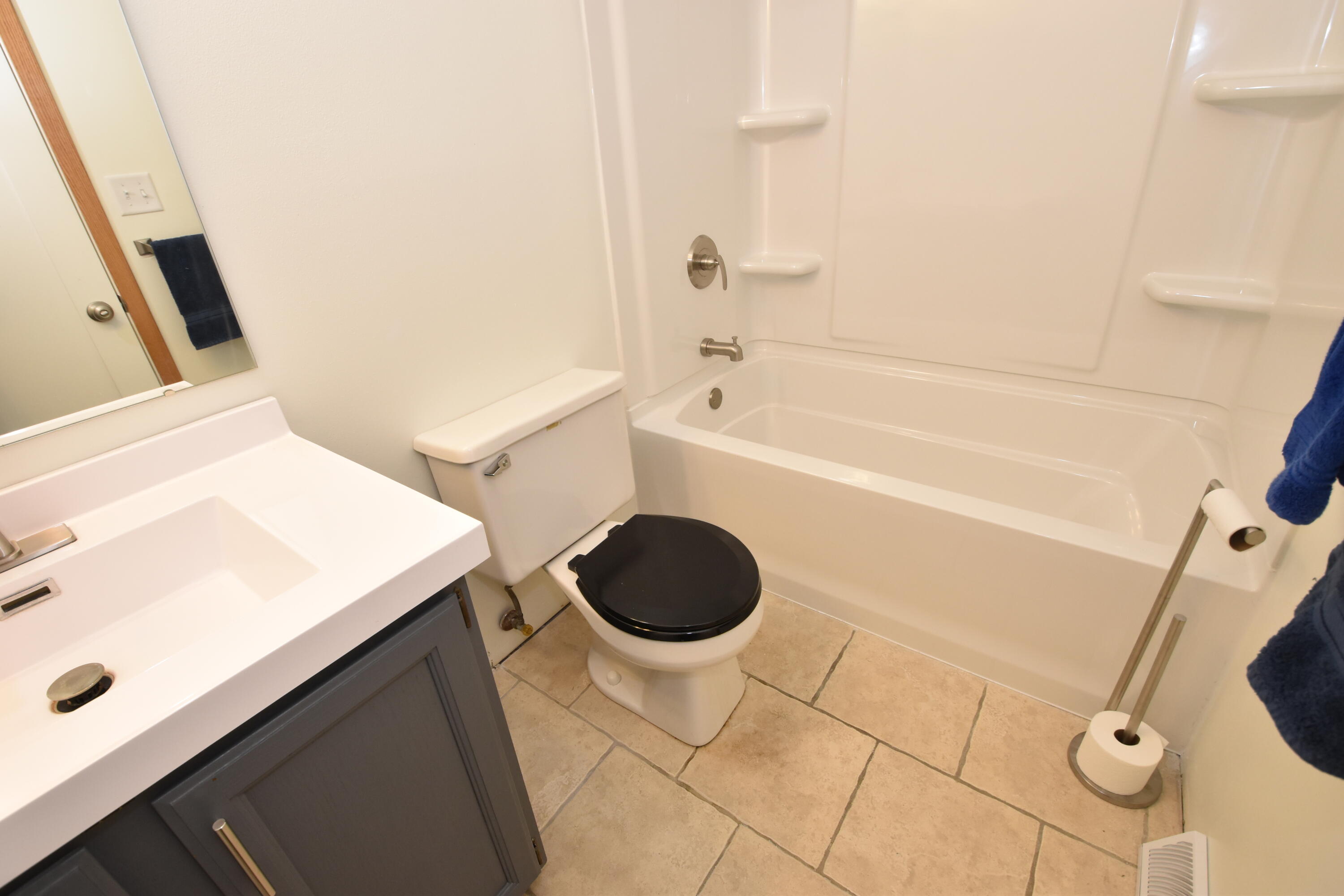 7904 South 67th Street Franklin, WI 53132 - Photo 25 of 36 Bath