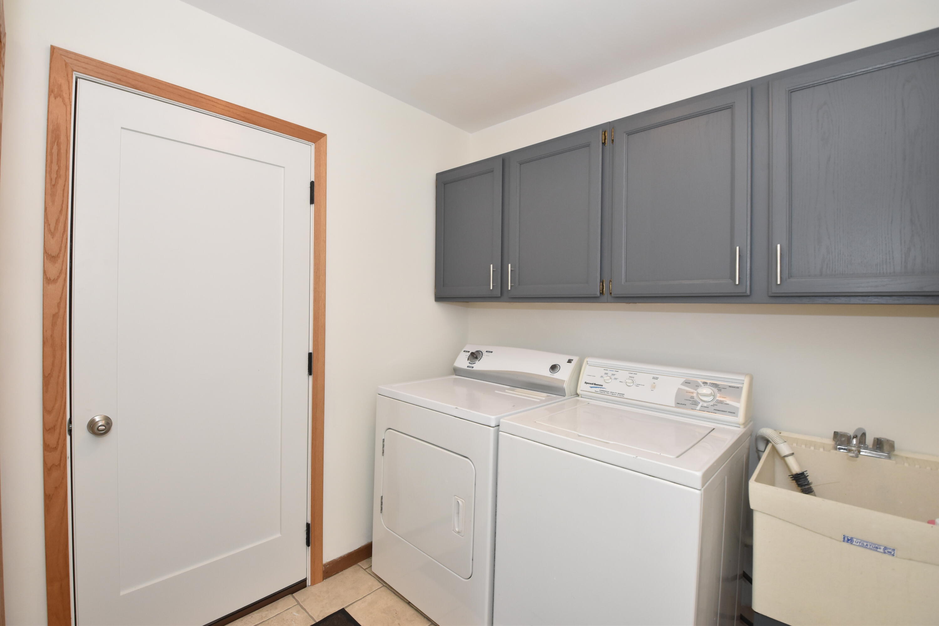 7904 South 67th Street Franklin, WI 53132 - Photo 30 of 36 Laundry