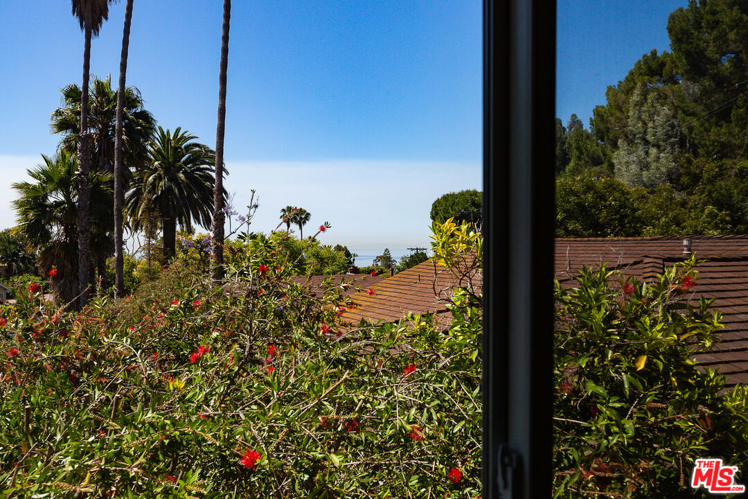 811 Jacon Way Pacific Palisades, CA 90272 - Photo 16 of 25 a view of a garden