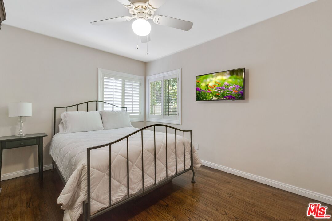 811 Jacon Way Pacific Palisades, CA 90272 - Photo 20 of 25 a bedroom with a bed and a flat screen tv