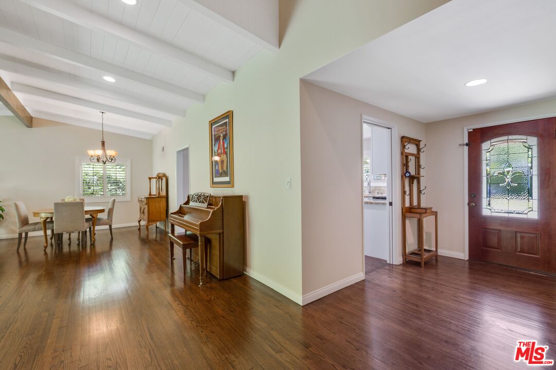 811 Jacon Way Pacific Palisades, CA 90272 - Photo 7 of 25 a view of a livingroom with furniture and hardwood floor
