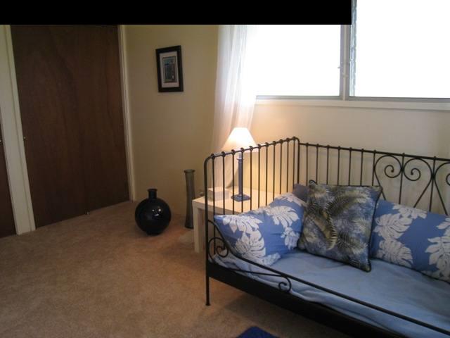 2040 L Kula Road Kula, HI 96790 - Photo 20 of 30 a bed sitting in a bedroom next to a window