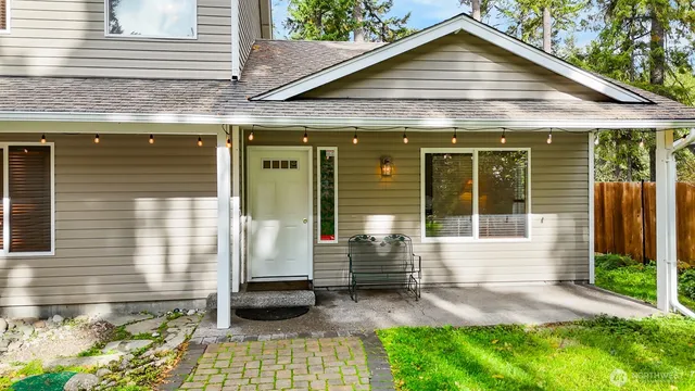 a view of entryway with workspace
