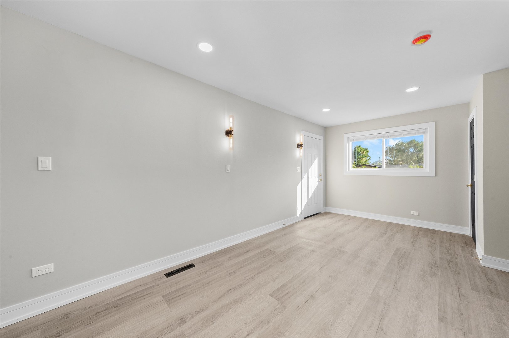 16619 Marshfield Avenue Markham, IL 60428 - Photo 24 of 41 an empty room with windows