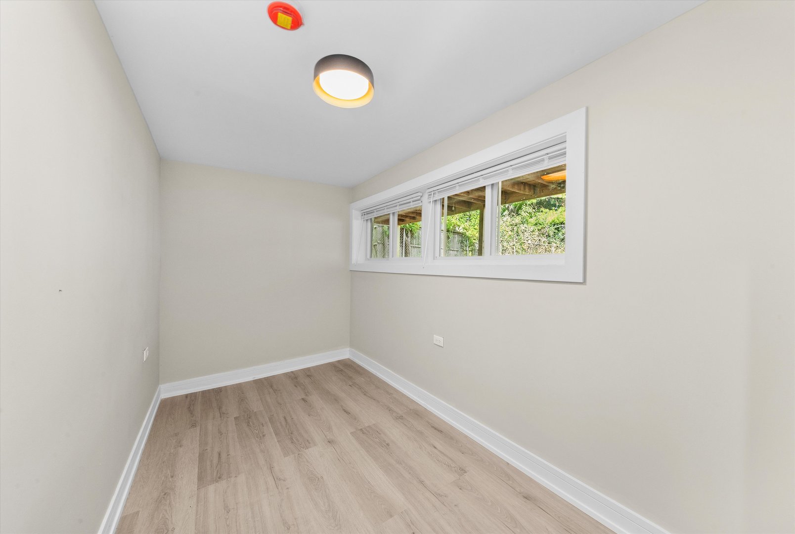 16619 Marshfield Avenue Markham, IL 60428 - Photo 27 of 41 an empty room with a window