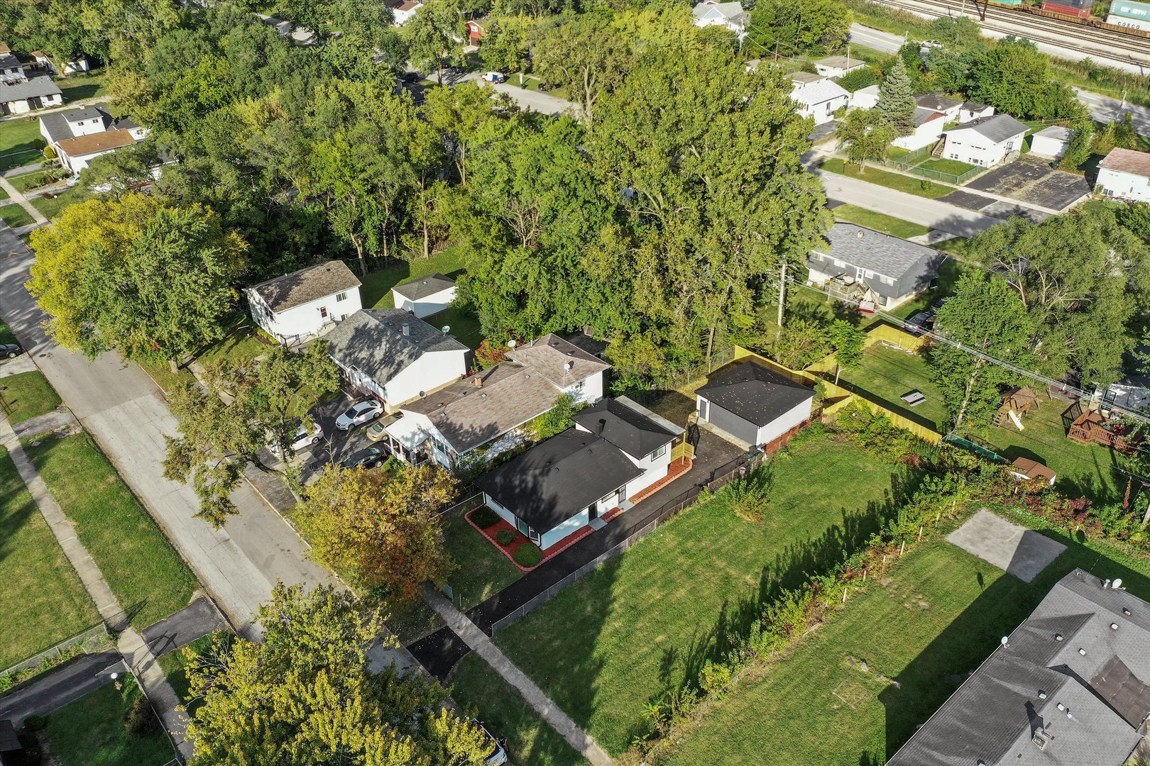 16619 Marshfield Avenue Markham, IL 60428 - Photo 32 of 41 an aerial view of a house with a yard