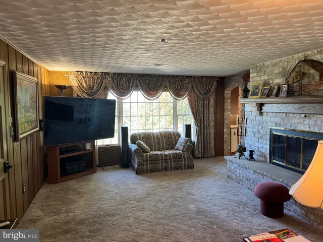 $649,995 | 586 Crestwood Drive, Chambersburg, PA 17202