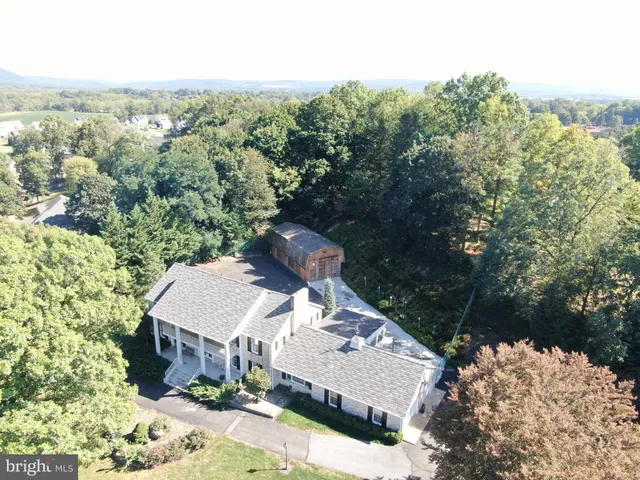 $649,995 | 586 Crestwood Drive, Chambersburg, PA 17202