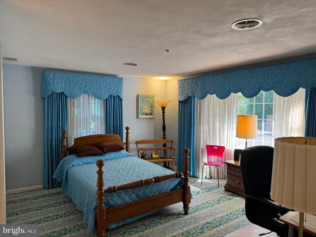 $649,995 | 586 Crestwood Drive, Chambersburg, PA 17202