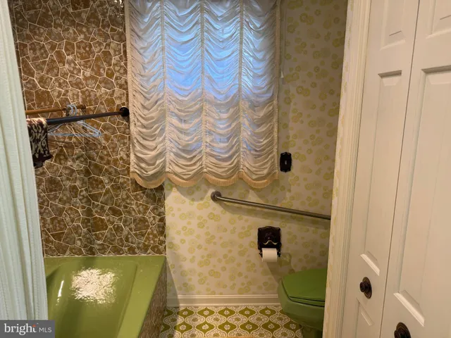 $649,995 | 586 Crestwood Drive, Chambersburg, PA 17202