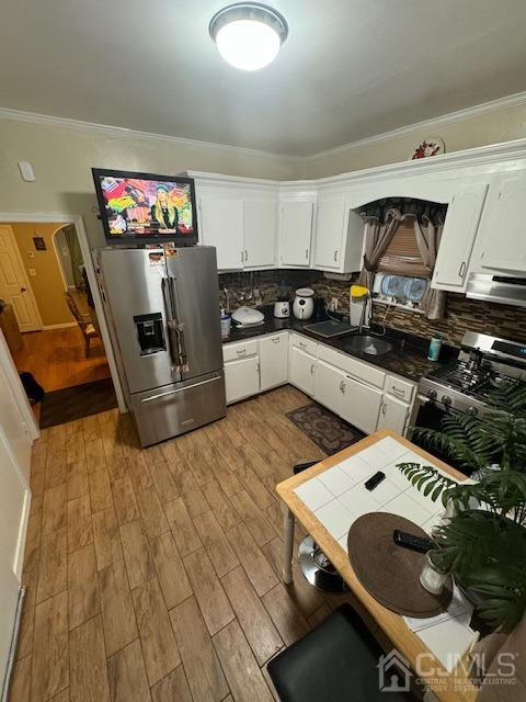 190 Lewis Street Perth Amboy, NJ 08861 - Photo 11 of 17 a kitchen with a stove and a refrigerator