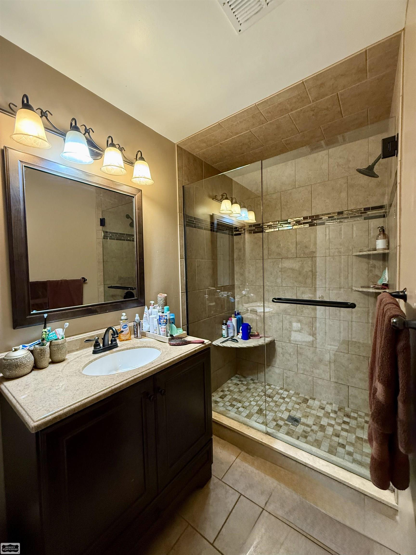 27685 Riviera Street Harrison Township, MI 48045 - Photo 6 of 25 50203419-e7fe3e61-3f95-4e10-8d1d-6bdd7d280ba7.JPG