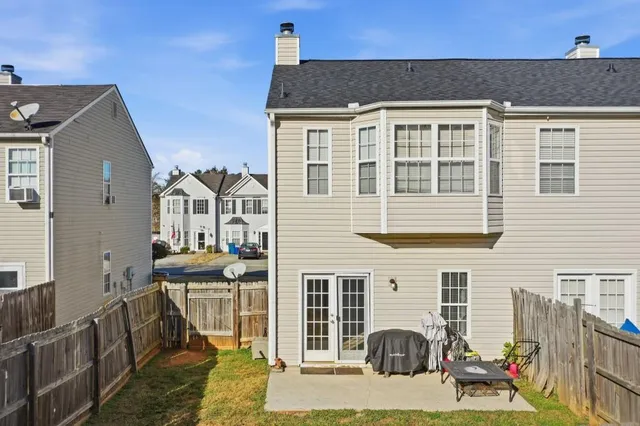 a view of a house with backyard