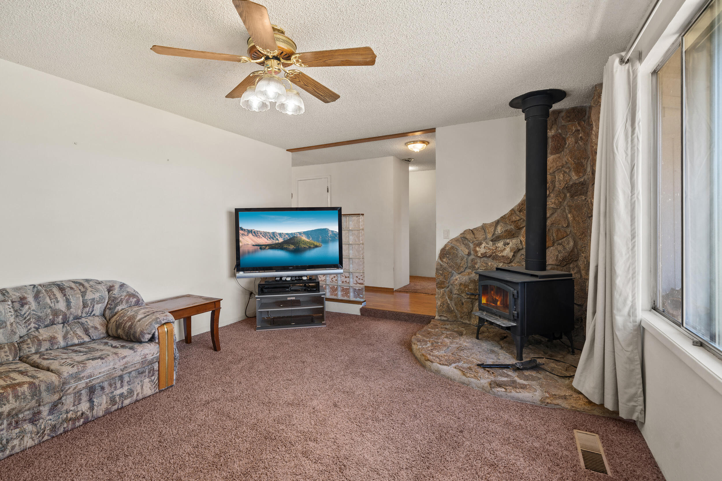 6716 Foothill Road Medford, OR 97502 - Photo 12 of 33 Family Room