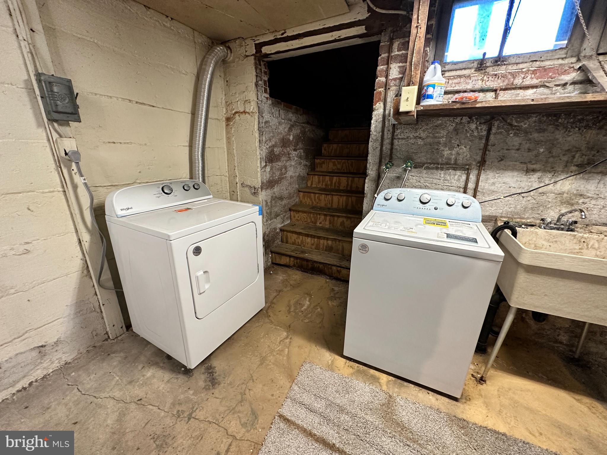 389 Oak Terrace Reading, PA 19611 - Photo 14 of 15 a utility room with dryer and washer
