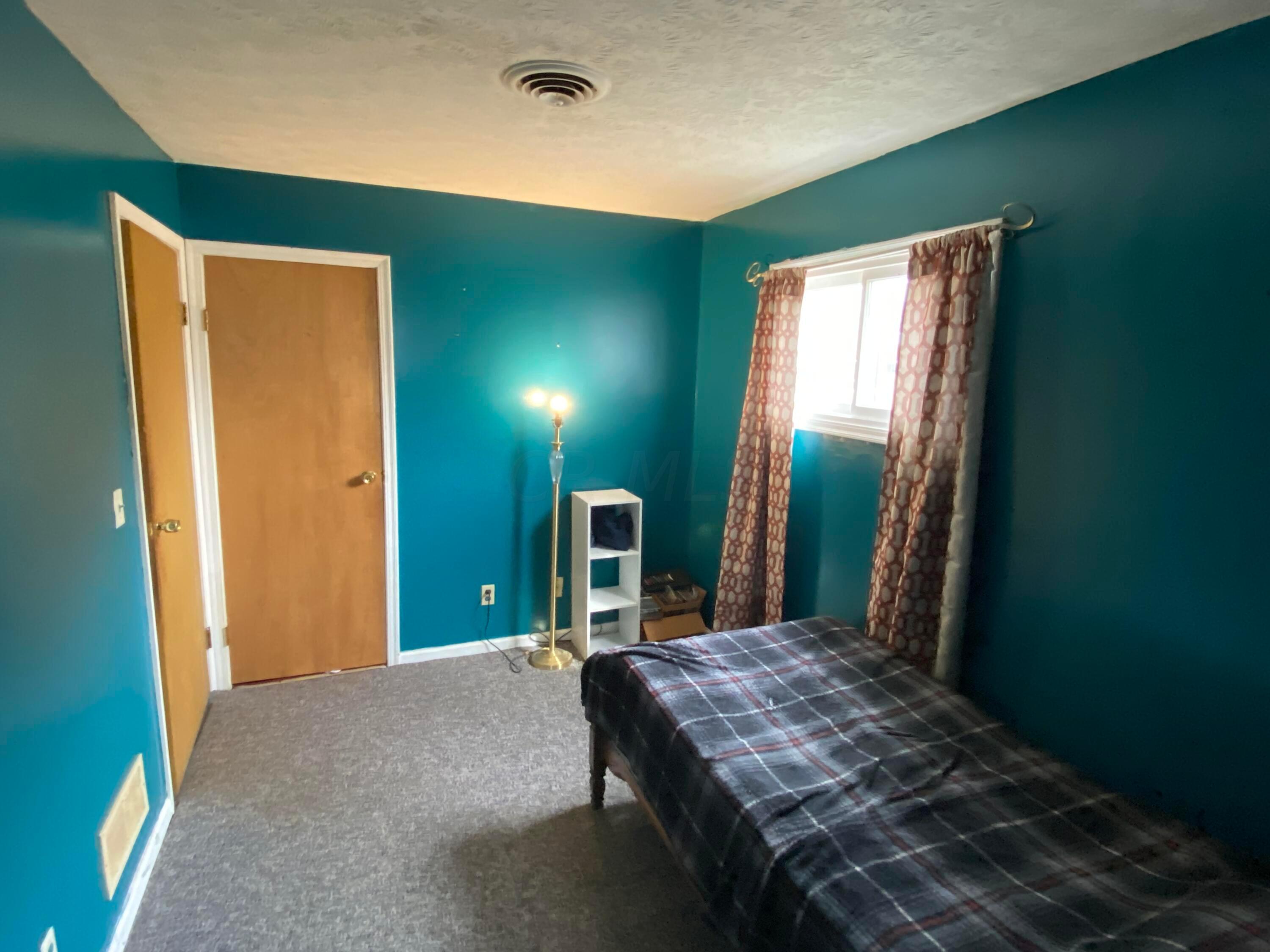 433 Ruth Avenue Circleville, OH 43113 - Photo 24 of 25 Middle bedroom