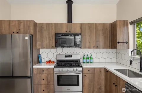 $950,000 | 4977 19th Avenue South, Seattle, WA 98108