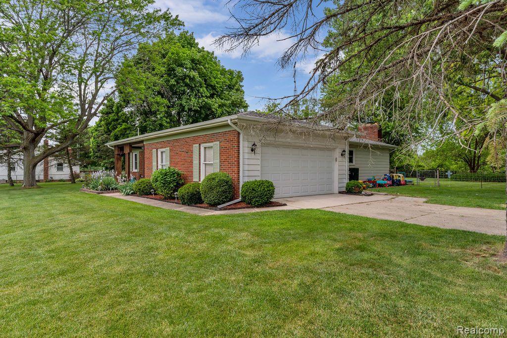 3124 West Hill Road Flint, MI 48507 - Photo 5 of 35