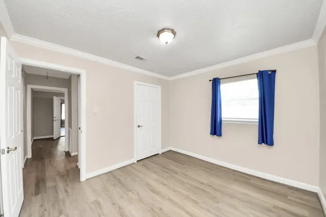 a view of a house with backyard and porch