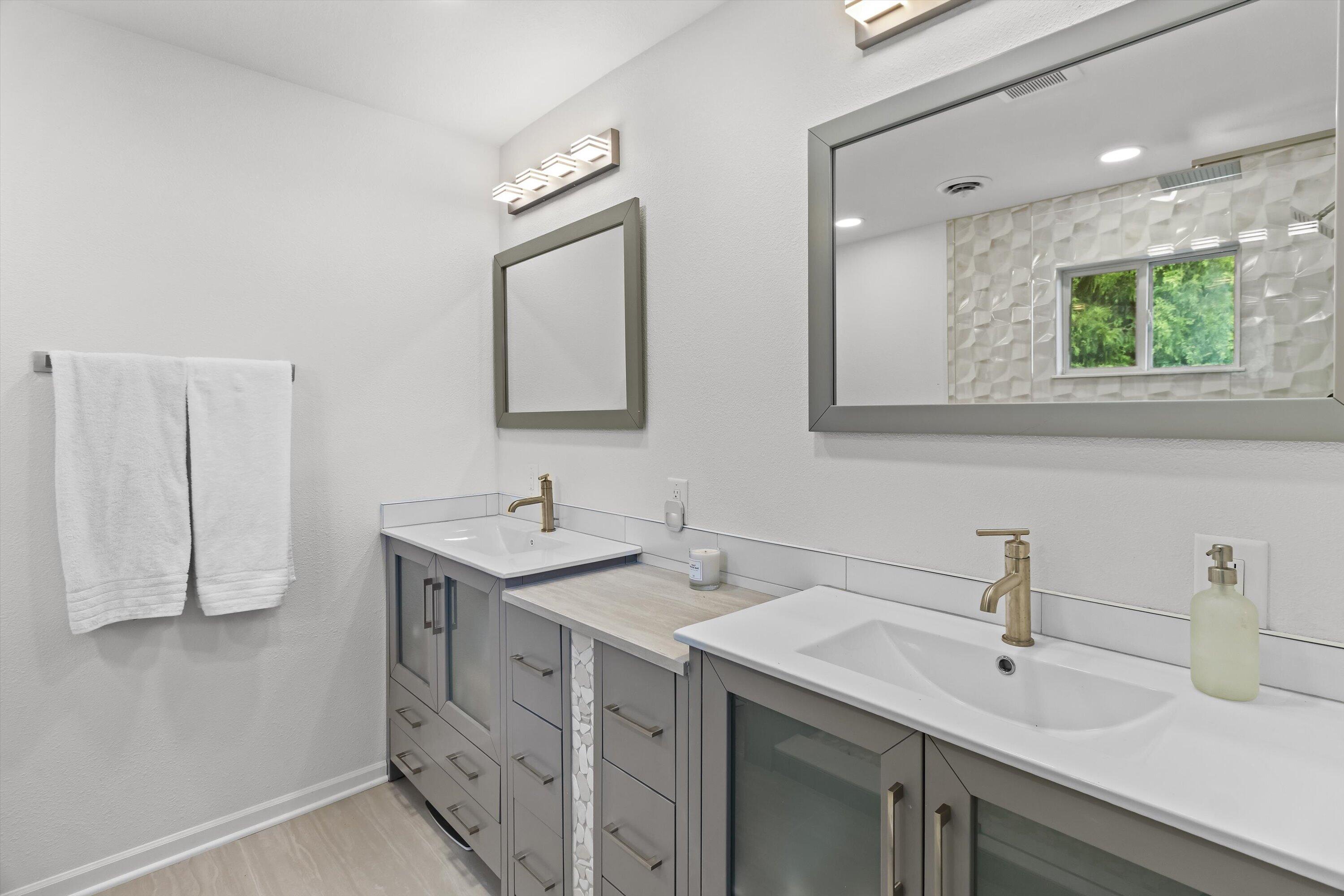 1542 3rd Street Delafield, WI 53018 - Photo 26 of 55 Primary bath