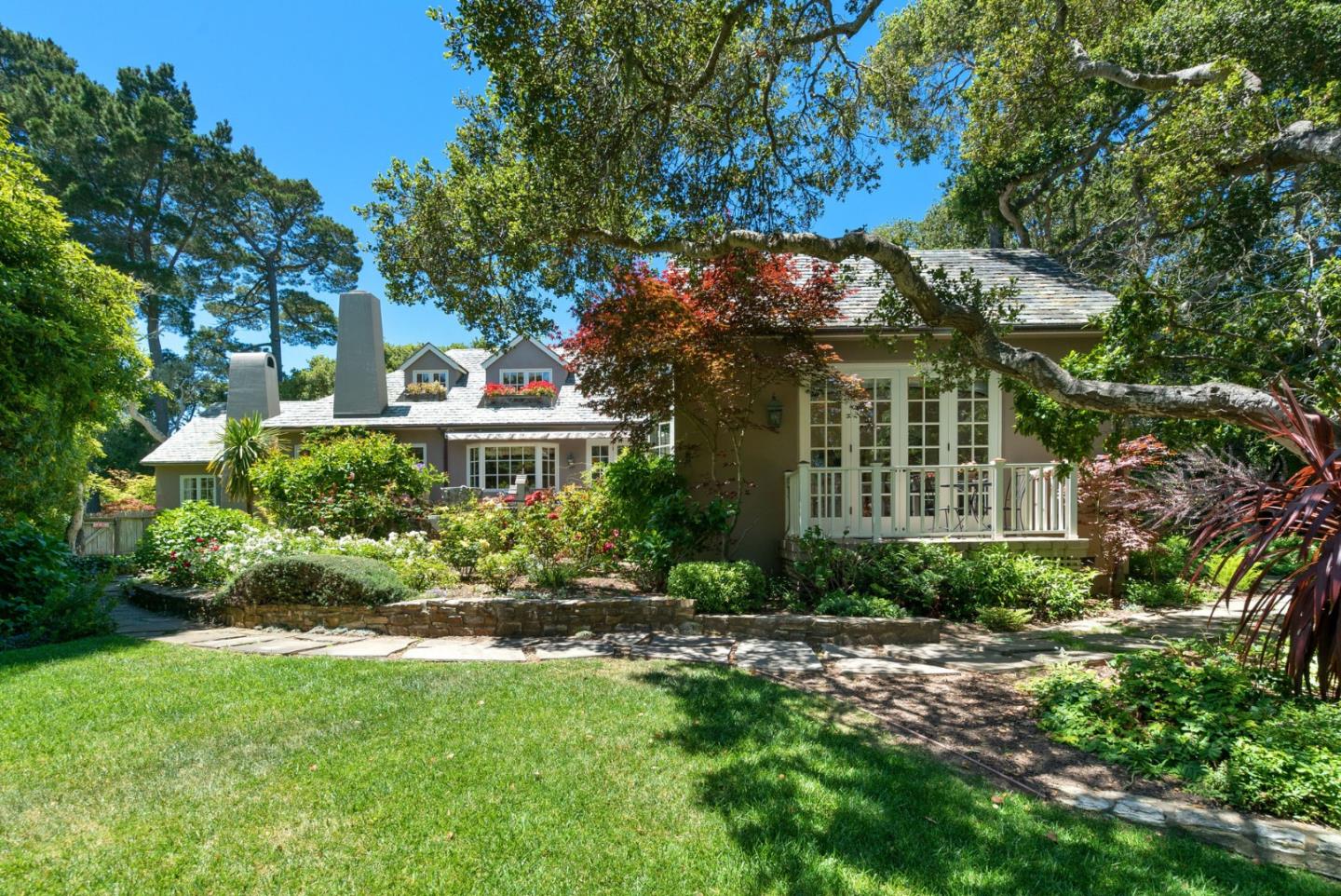 25951 Ridgewood Road Carmel, CA 93923 - Photo 4 of 32 a front view of a house with a yard