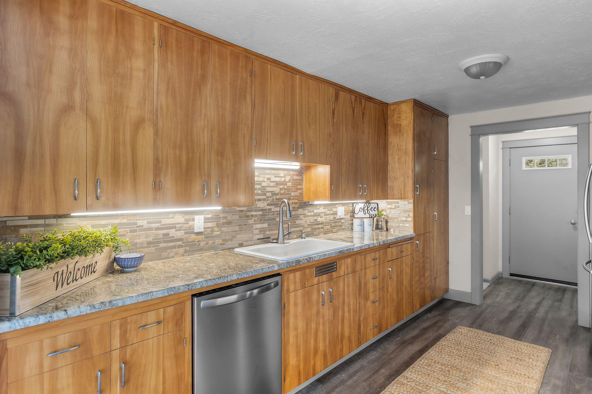 19420 Apache Road Bend, OR 97702 - Photo 4 of 42 2024_04_30_19420_apache_road-12
