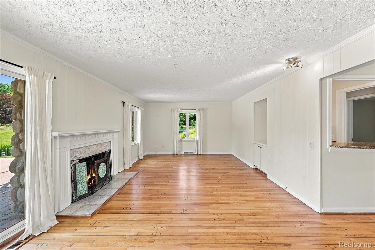 980 Sandhurst Road Bloomfield Hills, MI 48302 - Photo 16 of 75 Family Room Alternate View