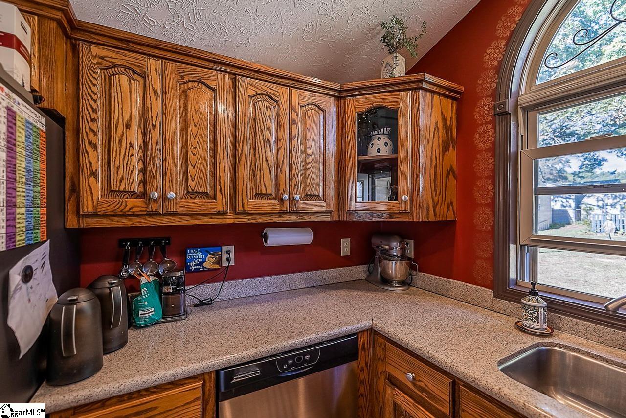 8 Clearfield Road Greenville, SC 29607 - Photo 14 of 32