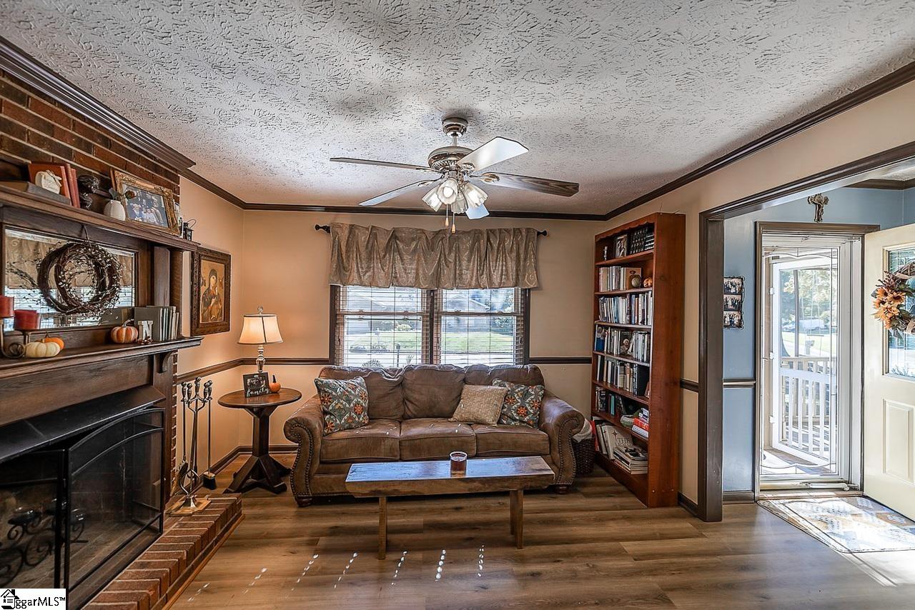 8 Clearfield Road Greenville, SC 29607 - Photo 5 of 32 Family room with view of front door.