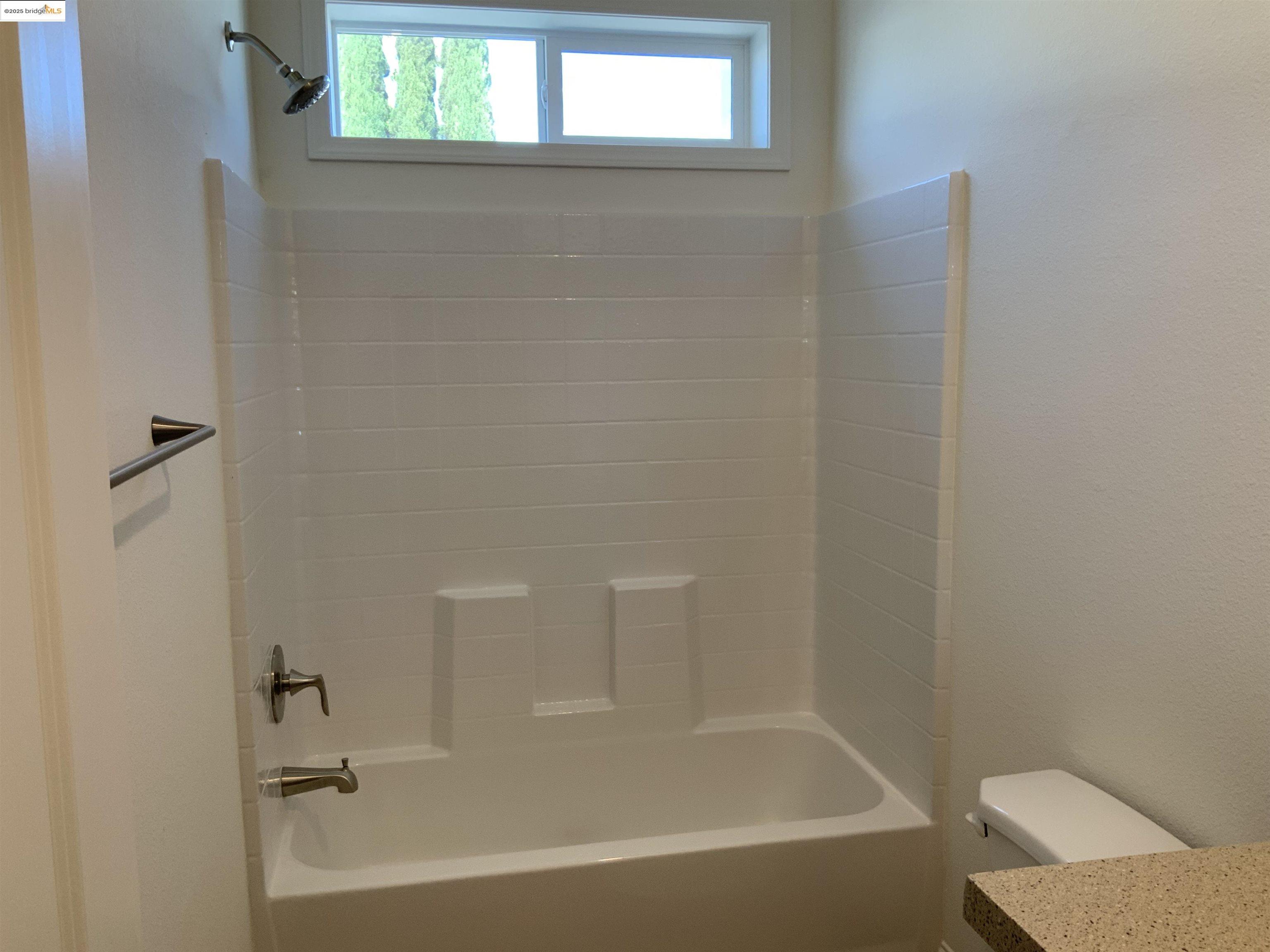 77 Hilo Drive Pittsburg, CA 94565 - Photo 18 of 23 a bathroom with a bathtub