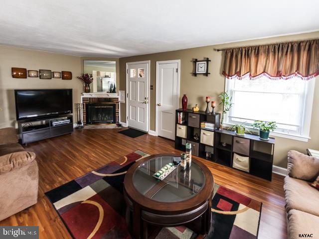 428 Hillcrest Road York, PA 17403 - Photo 4 of 35