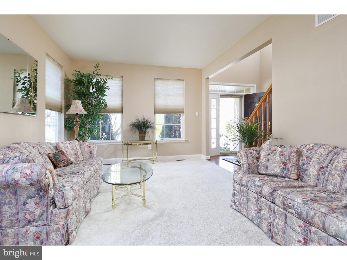 35 Stratton Lane Sewell, NJ 08080 - Photo 3 of 20 Living Room