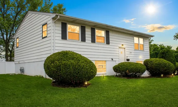 $224,500 | 299 Beacon Boulevard, Chicago Heights, IL 60411