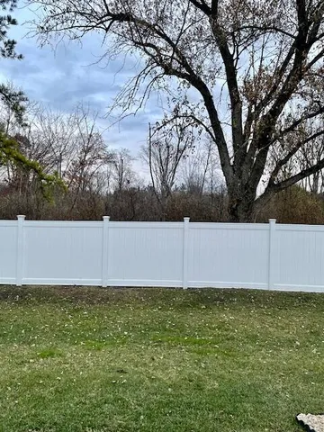 a view of a back yard