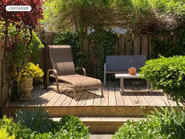 a bench sitting in backside of a building