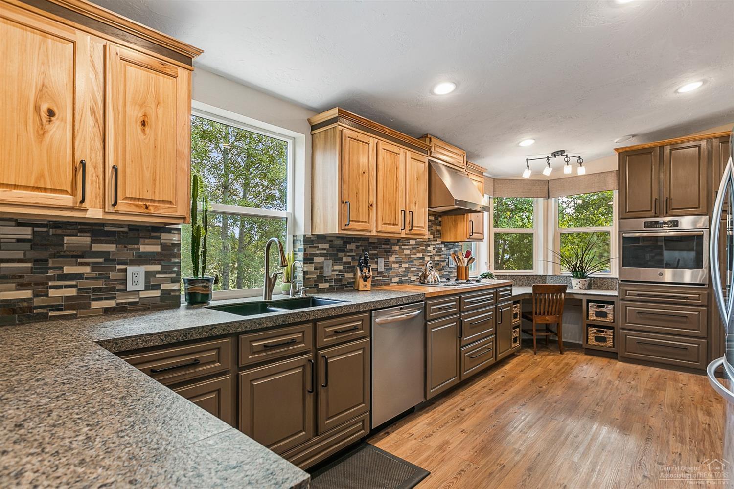 53924 Pine Grove Road La Pine, OR 97739 - Photo 5 of 22 Granite tile counters, SS Appliances