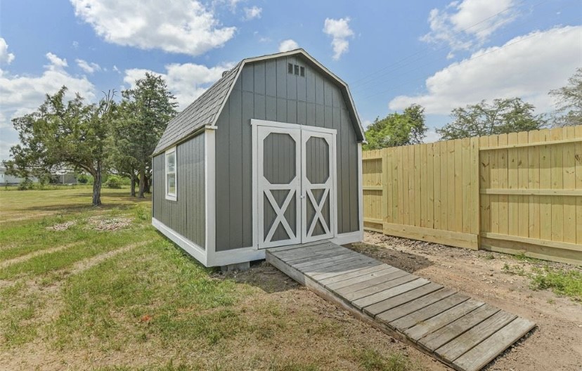 9137 Conner Road Washington, TX 77880 - Photo 13 of 44 a front view of a house with garden
