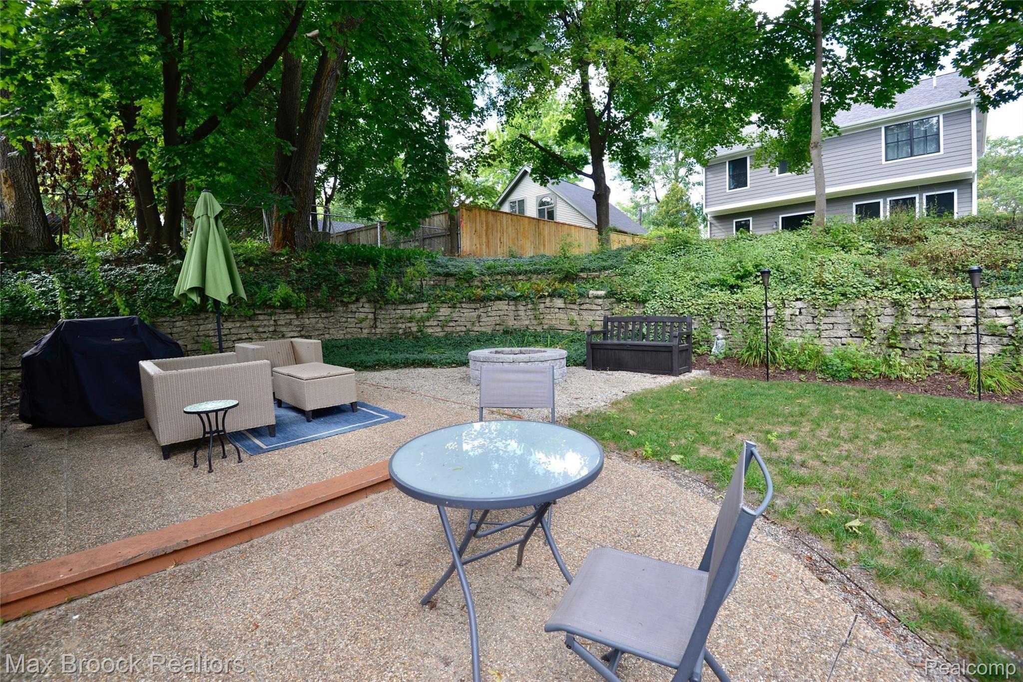 604 Renshaw Street Rochester, MI 48307 - Photo 21 of 23 Fabulous remodeled back patio and fire pit