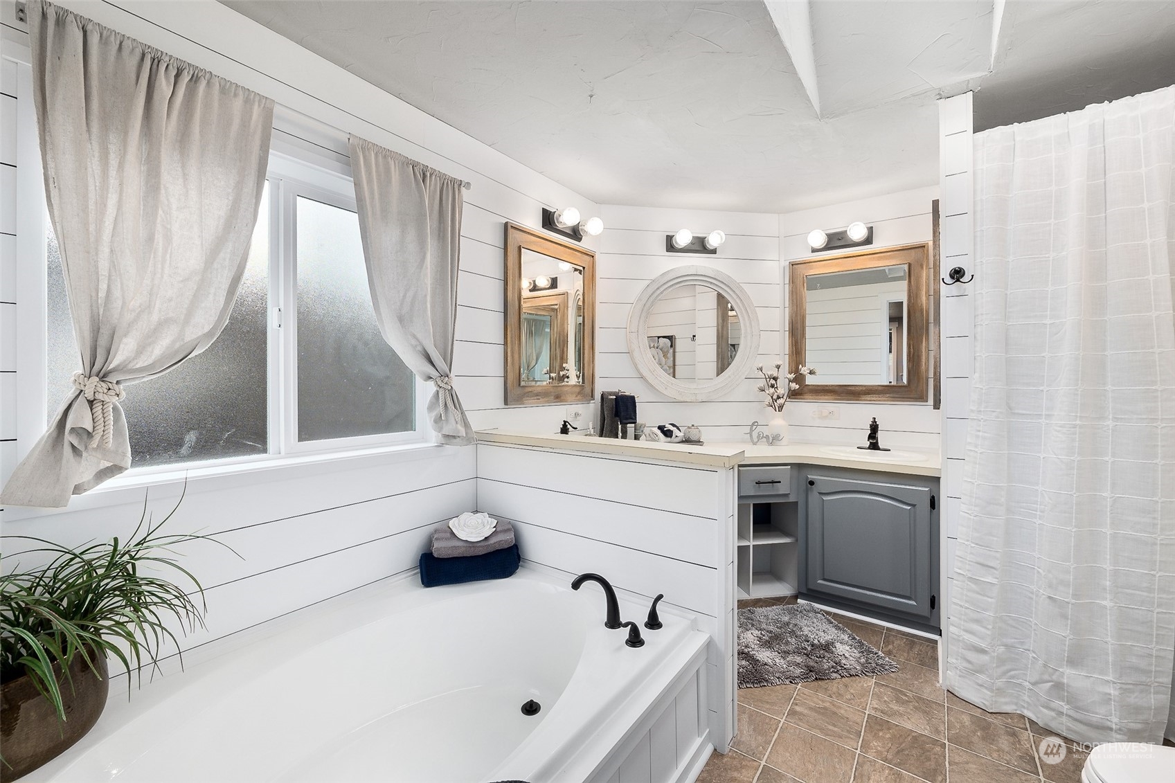 661 Brockway Road Chehalis, WA 98532 - Photo 22 of 40 a bathroom with a sink a mirror and a bathtub