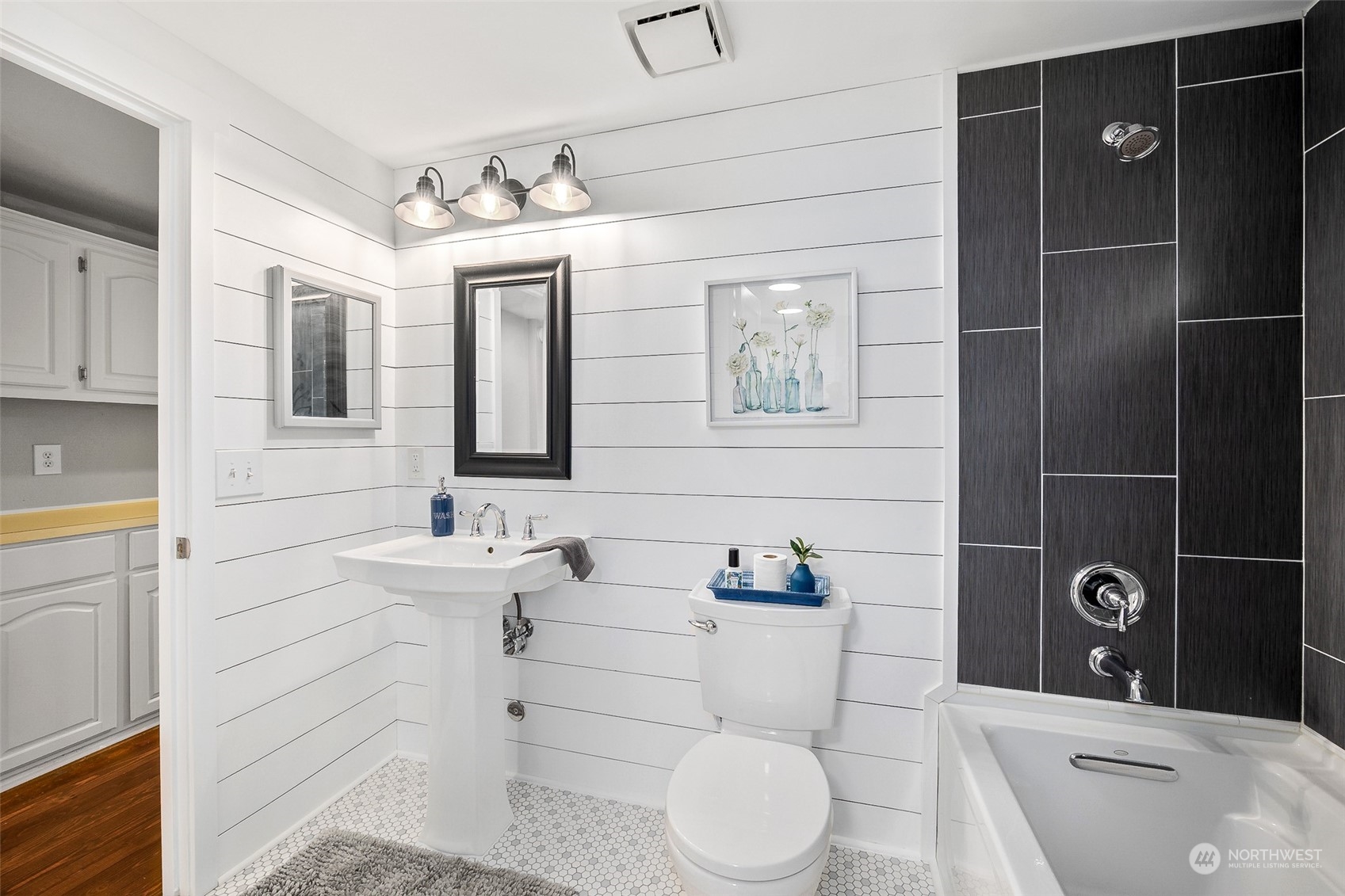 661 Brockway Road Chehalis, WA 98532 - Photo 26 of 40 a bathroom with a sink a toilet and shower