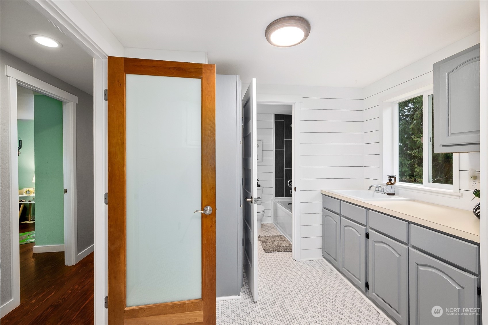 661 Brockway Road Chehalis, WA 98532 - Photo 28 of 40 a bathroom with a sink a toilet and shower