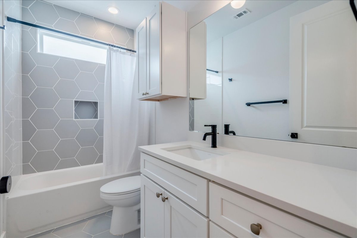 1214 Delano Street, Unit 1 Austin, TX 78721 - Photo 11 of 27 a bathroom with a sink a toilet and a bathtub