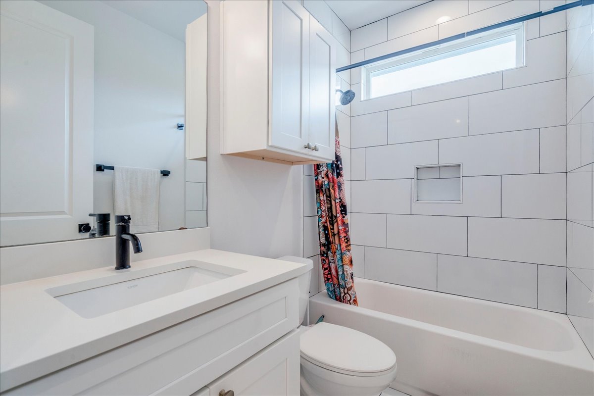 1214 Delano Street, Unit 1 Austin, TX 78721 - Photo 24 of 27 a bathroom with a sink a toilet and bathtub
