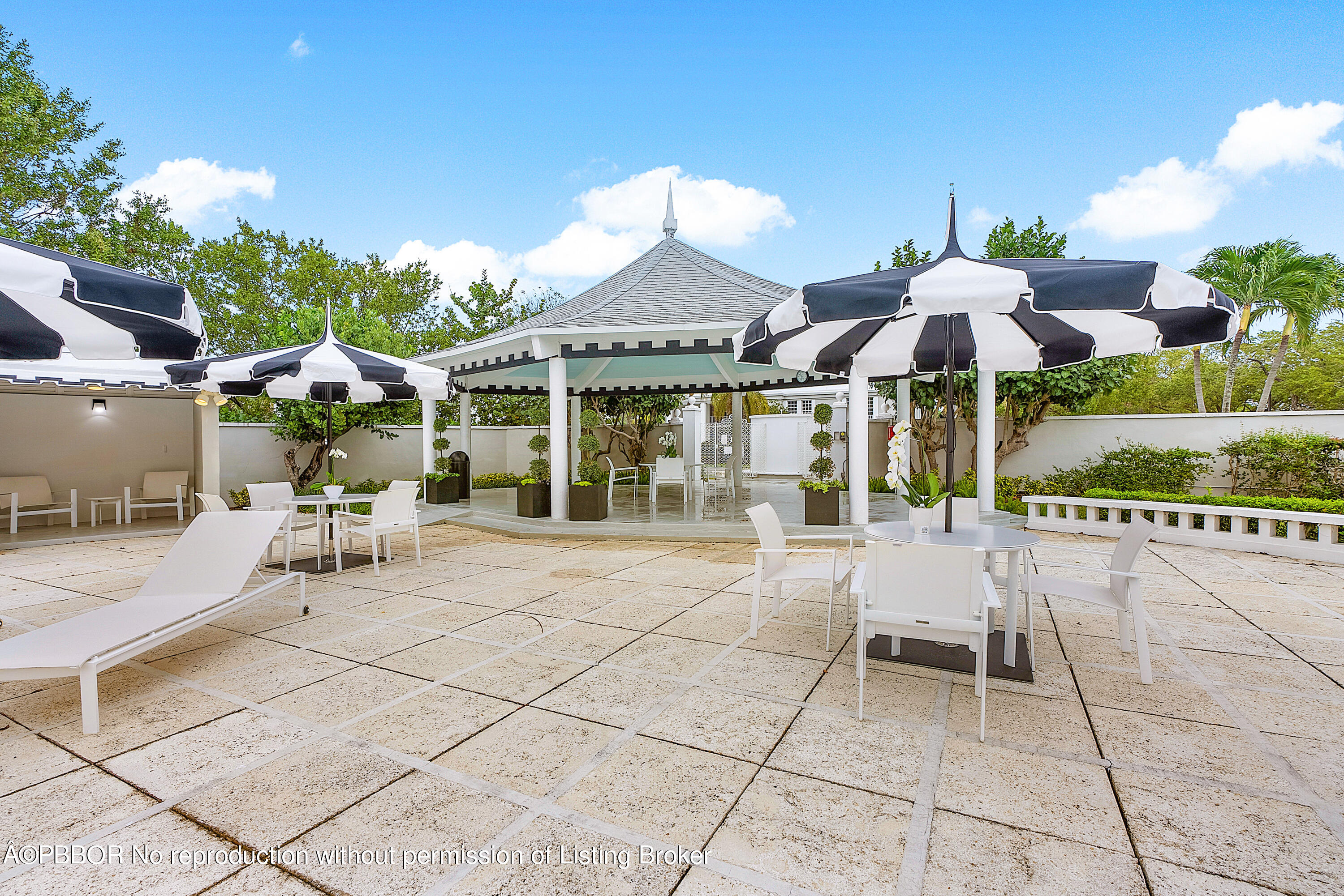 2180 Ibis Isle Road, Unit 5 Palm Beach, FL 33480 - Photo 29 of 39 a view of a patio with a table and chairs under an umbrella
