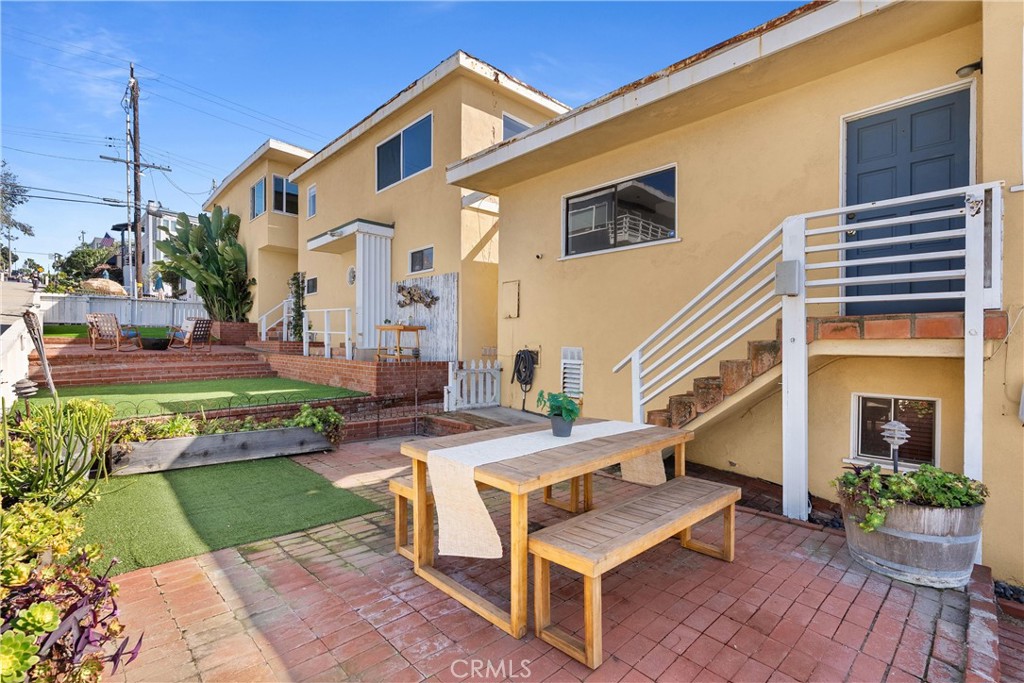 920 The Strand Manhattan Beach, CA 90266 - Photo 18 of 72 Unit C (2 Bed/1 Bath Unit) - Large Patio and Entrance